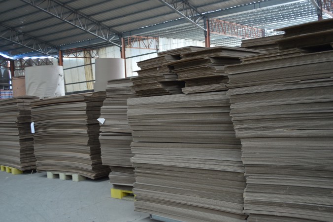 堆放纸板不能直接接触地面