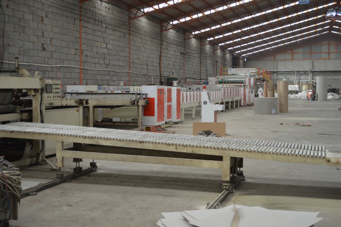 灰纸板生产车间西侧