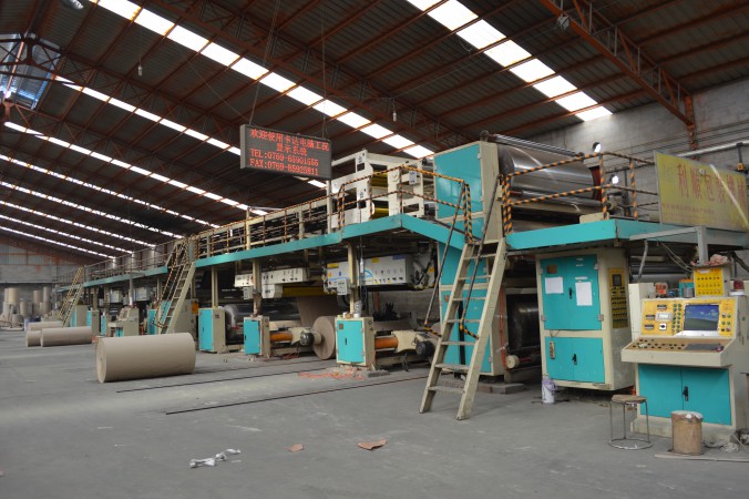 我厂纸板生产线侧面 